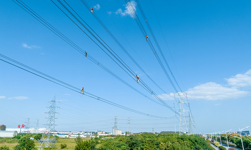 国家电网江苏南京供电公司工作人员在500千伏线路开展高空走线检查。