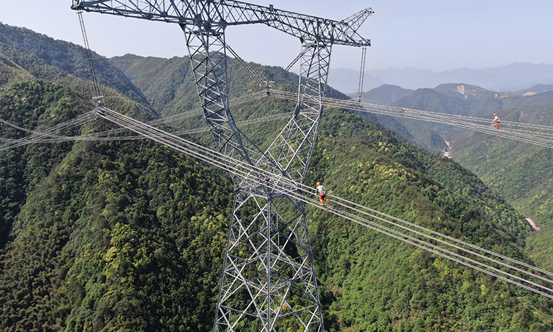 国家电网浙江送变电公司工作人员检修1000千伏线路铁塔。