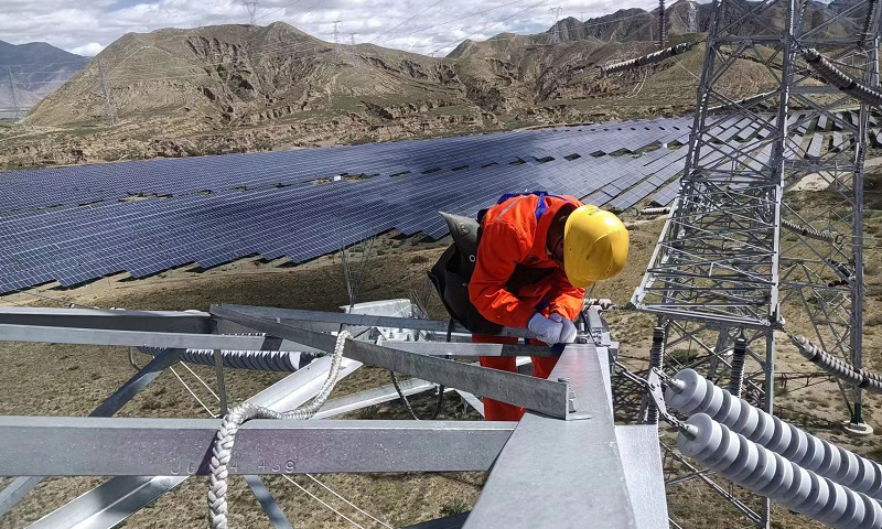 国家电网西藏电力工作人员在220千伏林麦Ⅱ线1号塔开展消缺工作。