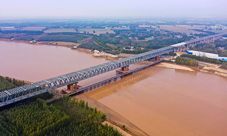 10月28日拍摄的合龙后的聊（城）泰（安）铁路黄河公铁桥（无人机照片）。新华社记者 郭绪雷 摄