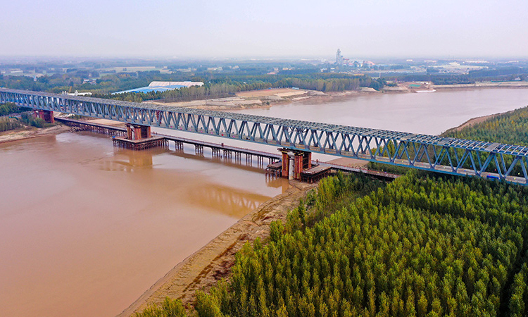 10月28日拍摄的合龙后的聊（城）泰（安）铁路黄河公铁桥（无人机照片）。新华社记者 郭绪雷 摄