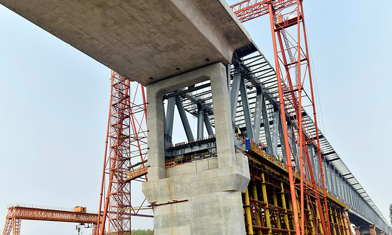 10月28日，在聊（城）泰（安）铁路黄河公铁桥项目，中铁一局的工作人员在进行合龙作业。新华社记者 郭绪雷 摄