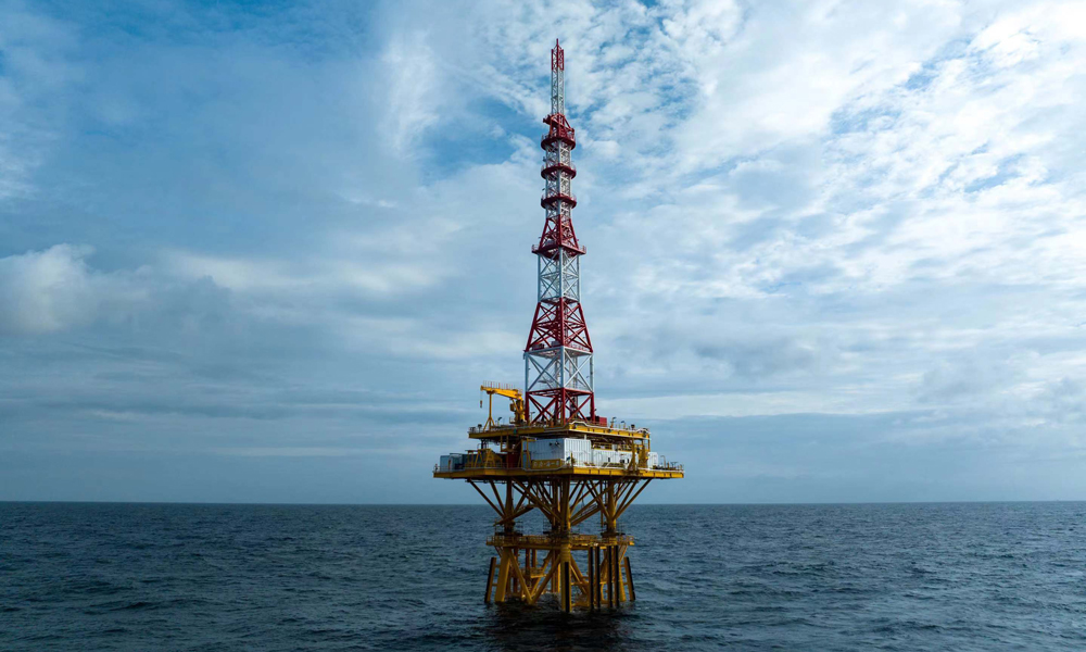 近日，由中国海油下属海洋石油工程股份有限公司EPCI总承包的我国首个多圈层立体塔基观测平台（以下简称“观测平台”）在舟山海域顺利完成海上安装作业，投入使用后可为我国海洋气候演变研究、海洋灾害预警预报、海洋经济发展等提供全面精准实时的海洋大数据服务。图为多圈层立体塔基观测平台安装完成后矗立在舟山海域。