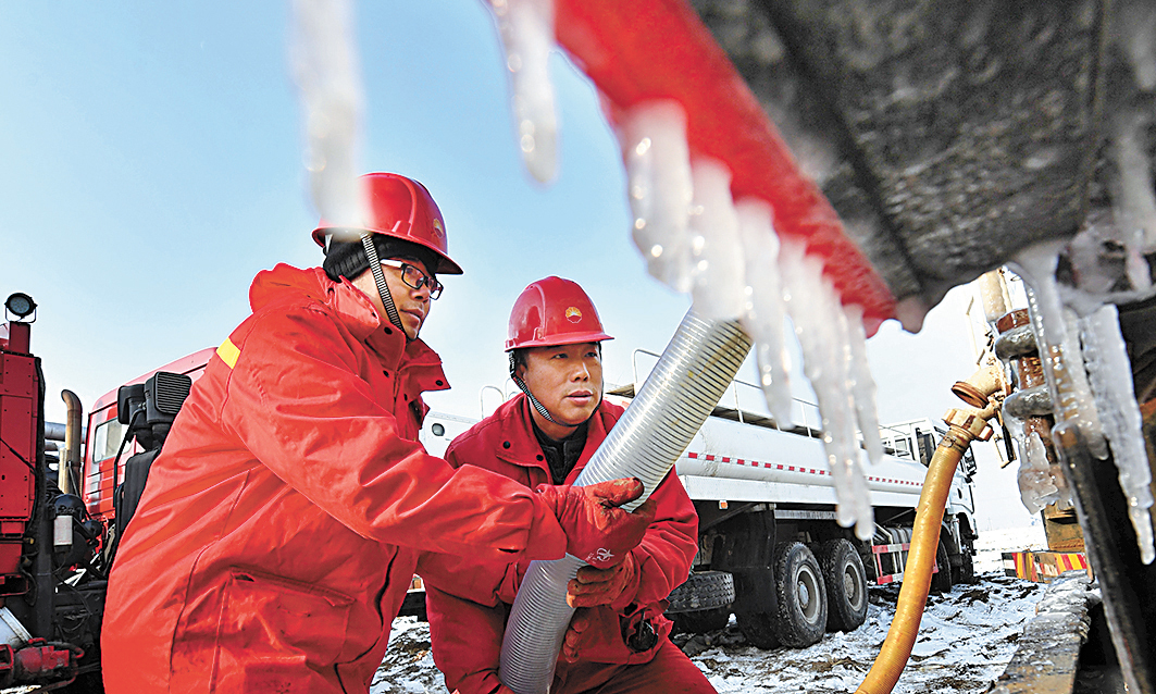 吉林油田扶余采油厂进行道路积雪清理等工作，保证因暴雪导致停产的油井尽快恢复生产。
