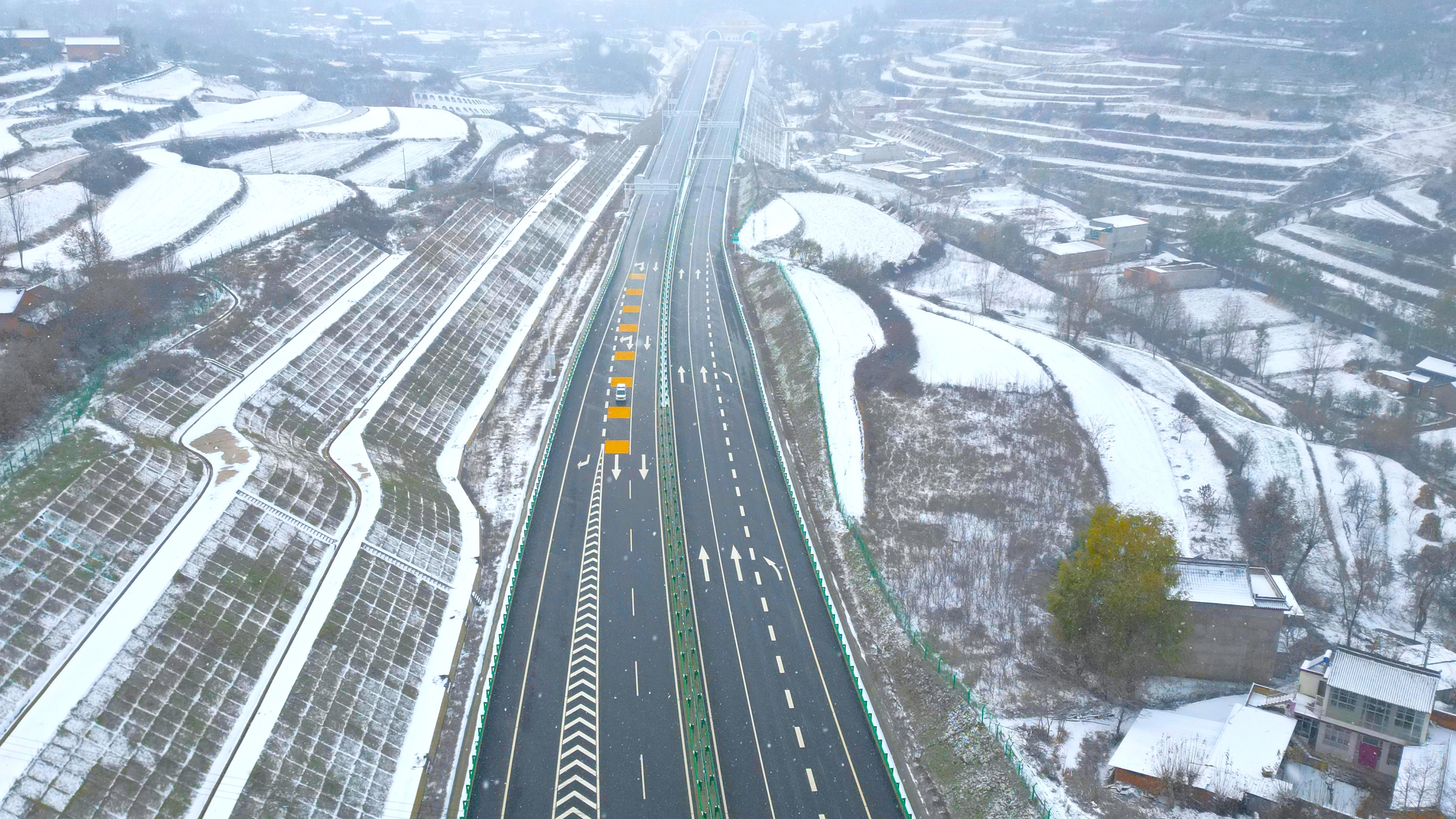 11月12日，由中国铁建所属中铁十四局参与建设的甘肃临（夏）大（河家）高速公路正式开通运行。图为正式开通运营后的临大高速公路。