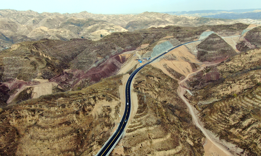 近日，中铁三局参建的山西柳林县沿黄旅游公路（二期工程）三交至石楼界段正式通车。该工程位于柳林县三交镇境内，全长8.288公里，采用双向双车道三级公路标准建设，是山西省黄河一号旅游公路的重要组成部分，也是山西省加快推动交通旅游融合发展、全面推进乡村振兴的战略性基础性工程。项目通车后，打通了吕梁革命老区沿黄公路“最后一公里”，实现了柳林县与周边省市旅游交通路网的互联互通。