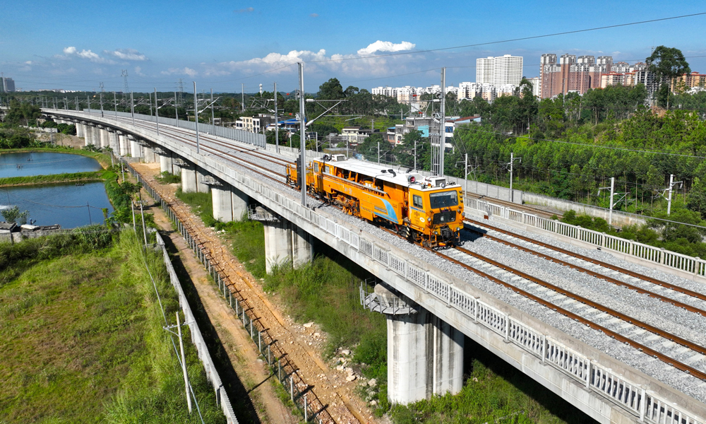 中铁十六局承建的我国首条直通中越边境高铁——防东铁路项目进入最后验收关键阶段。今年以来，该项目动态优化施工方案，实现了西湾跨海双线特大桥超万吨转体连续梁合龙，并顺利完成了全线箱梁架设和铺轨施工，年度产值任务完成率达100%。