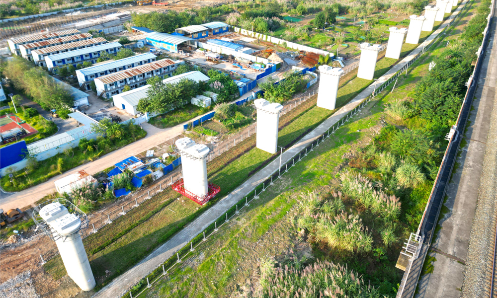 中铁十七局承建成达万高铁6标项目的遂宁涪江特大桥，全长5585.4米，是全线施工难度最大、跨度最大的大桥，也是全线重难点工程之一。该建设团队通过优化水中墩、主塔深基坑等关键环节施工方案，全力推进涪江特大桥连续梁施工，确保大桥施工进度、质量、安全领跑全线，目前，项目团队自开工以来累计完成产值占合同额的31%。