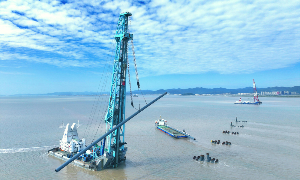 中国铁建港航局、中国铁建大桥局联合承建的世界最大跨度单塔吊钢箱梁悬索桥双屿门大桥佛渡侧索塔主墩钢围堰于11月19日下放，标志着六横公路大桥二期工程首个海上承台基础施工圆满完成，大桥正式进入海上主塔承台施工阶段，拉开水上施工序幕。截至目前，项目已累计完成双屿门大桥佛渡侧主墩首根永久钢护筒、首根海上索塔桩基、青龙门大桥首根钢管桩等多个重大节点目标。