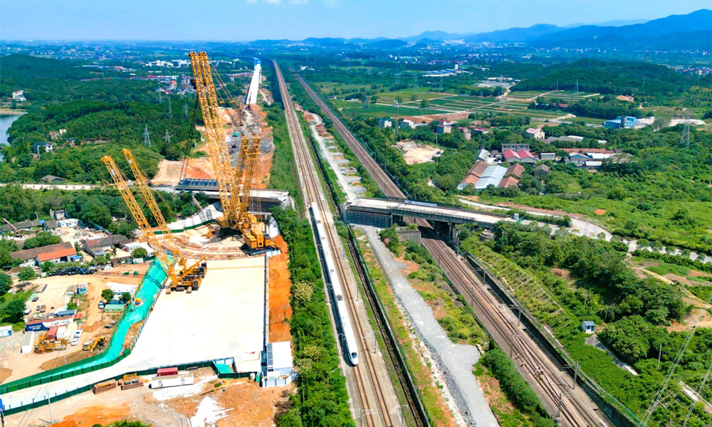 由中国铁建铁四院设计施工总承包的杭衢铁路（建衢段）项目是我国首条采用“PPP+EPC”（公共项目政府与社会资本合作及设计采购施工总承包）模式运作的高速铁路。目前，该项目已完成站前工程的90%以上，站房工程完成59%，四电工程完成30%。当前，正在加快推进联络线工程、站房及四电工程建设。