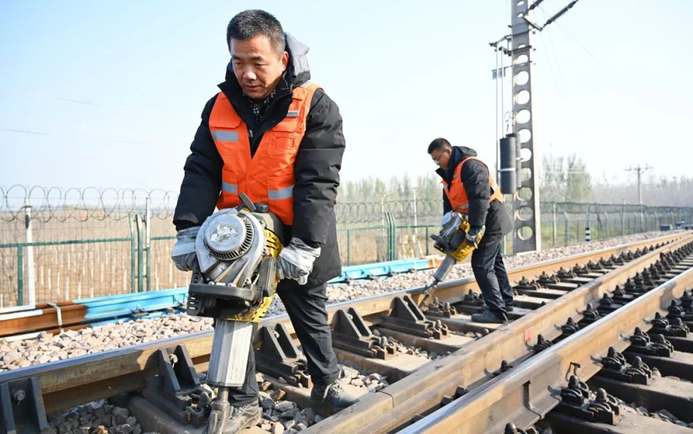 11月以来，朔黄铁路保持日均运量105万吨以上，日均机车上线246台，高效夯实能源保供根基。图为朔黄铁路肃宁公司工作人员在肃宁北站2-4号道岔处进行作业。