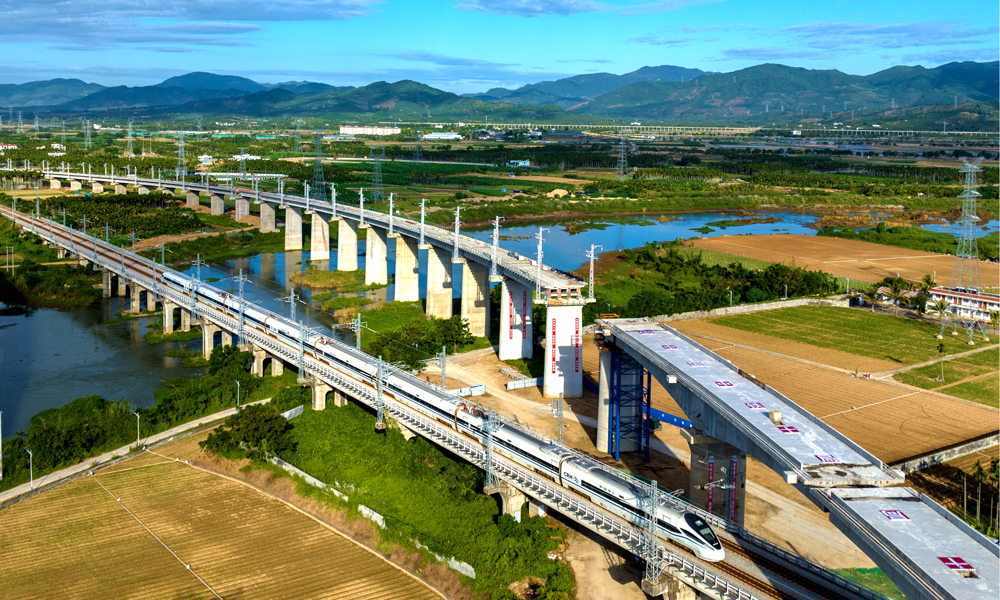 近日，中国中铁旗下中铁十局承建的海南在建最南端转体梁——三亚至乐东铁路改造工程崖州联络线双线特大桥双转体梁、岭头折返线单线特大桥双转体梁成功转体，图为崖州联络线双线特大桥双转体梁转体后。