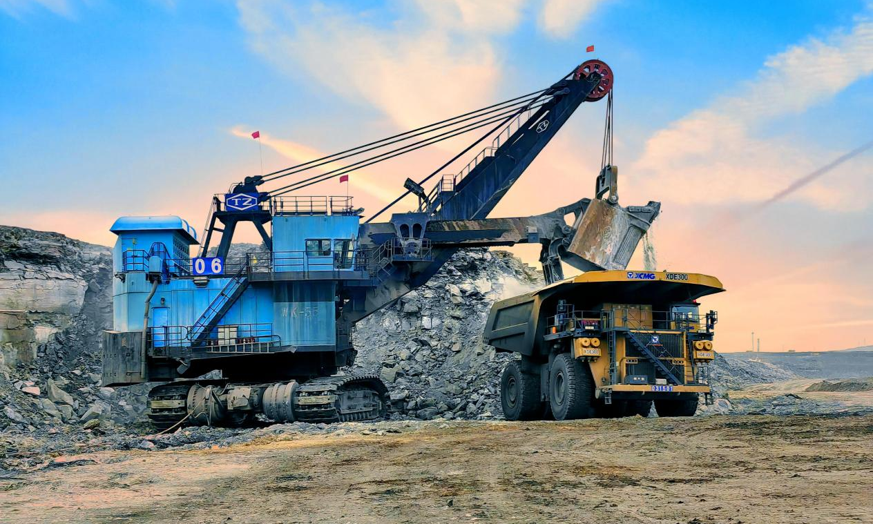 准能集团电铲和矿用卡车联合开展土岩剥离作业。