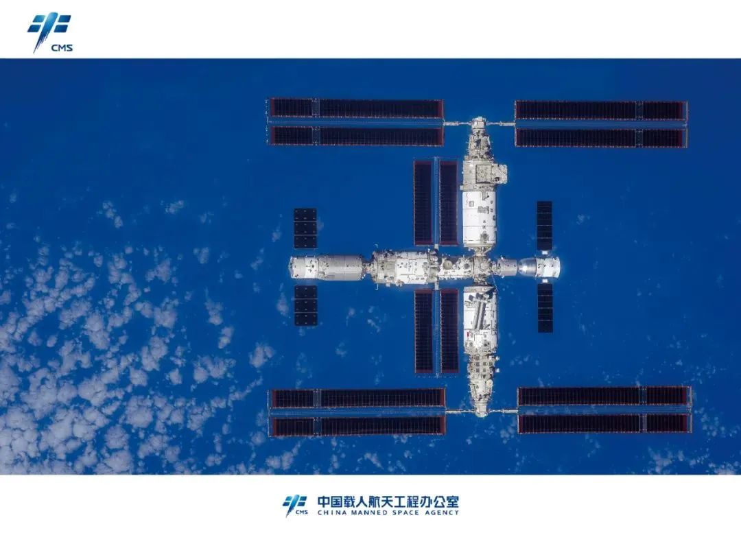11月28日，神舟十六号乘组返回地面前手持高清相机通过飞船绕飞拍摄的空间站组合体全景照片在由香港特区政府组织的载人航天工程代表团与媒体见面会上首次发布。这是我国首次在轨获取以地球为背景的空间站组合体全貌图像，也是中国空间站的第一组全构型工作照。