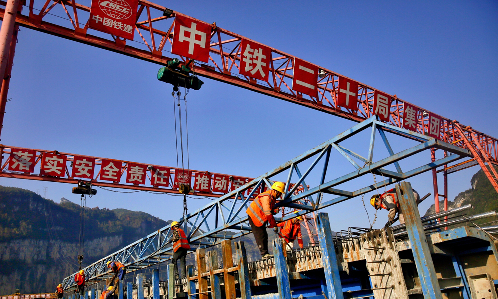 渝湘复线高速公路建成通车后，从重庆中心城区到达酉阳和秀山，用时将缩短40分钟以上，改善沿线群众出行条件，对扩大当地就业、带动旅游发展、推进乡村振兴具有重要意义。图为预制箱梁施工现场。