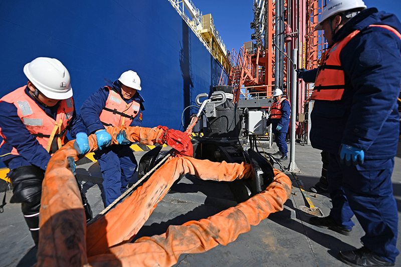 12月1日，工作人员为刚靠泊的“少林”号LNG运输船固定缆绳。新华社记者 赵子硕 摄
