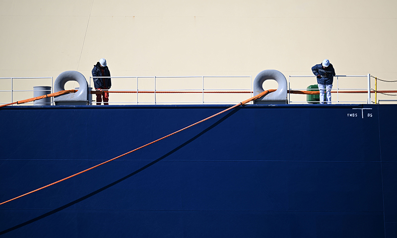 12月1日，工作人员在“少林”号LNG运输船上查看船舶靠泊情况。新华社记者 赵子硕 摄