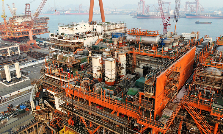 在海洋石油工程（青岛）有限公司生产基地，工人对“海洋石油122”进行上部模块总装作业（12月4日摄，无人机照片）。新华社记者 李紫恒 摄