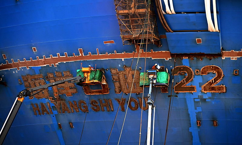 12月4日，工人在建造中的“海洋石油122”上进行焊接作业。新华社记者 李紫恒 摄