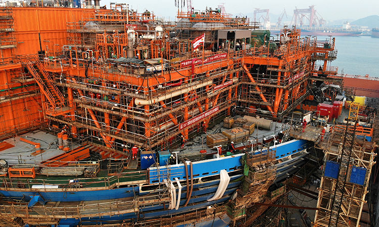 在海洋石油工程（青岛）有限公司生产基地，工人对“海洋石油122”进行上部模块总装作业（12月4日摄，无人机照片）。新华社记者 李紫恒 摄