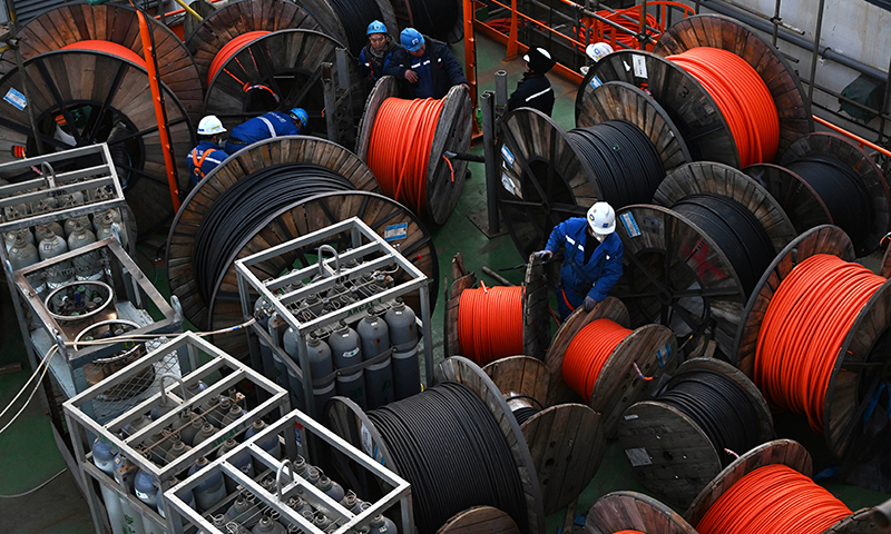 12月4日，工人在建造中的“海洋石油122”上进行电缆铺设作业。新华社记者 李紫恒 摄