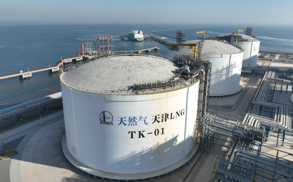 近日，“麦加”号液化天然气运输船靠泊中国石化天然气分公司天津LNG接收站泊位。王军 摄   