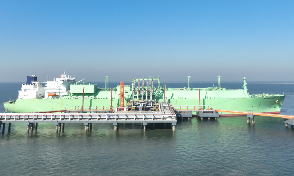 近日，“麦加”号液化天然气运输船靠泊中国石化天然气分公司天津LNG接收站泊位。王军 摄   