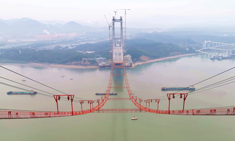 大桥共设2根主缆，两端分别锚固在南、北锚碇，把大桥南、北边跨和主跨连为一体。其中中跨每根主缆由169股索股组成，主缆直径879毫米；边跨每根主缆由179股索股组成，主缆直径905毫米。单股索股由127根长1805.7米、直径5.4毫米、标准强度为2000兆帕的镀锌铝合金高强钢丝组成。2根主缆的高强钢丝首尾相连长约8万公里，可绕地球约2圈；总重量约1.44万吨，相当于约285节高铁车厢的重量。