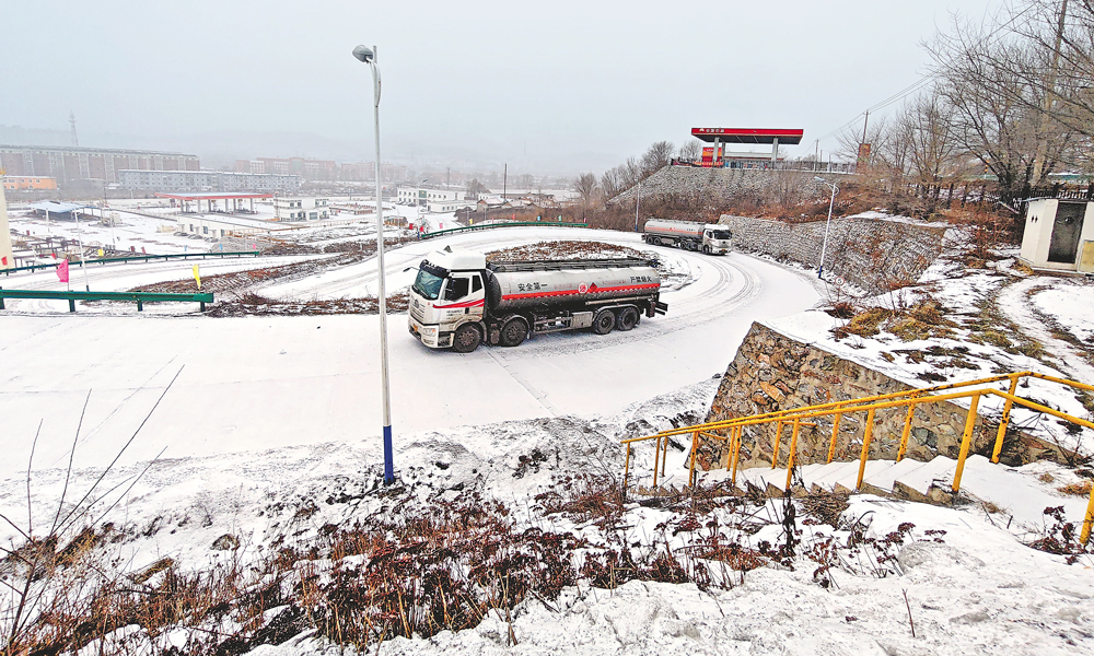 为积极应对暴雪寒潮天气，运输公司第一时间启动特殊天气条件下的生产应急预案。各配送单位在保障加油站油品正常供应的同时，组织小额配送车、油罐车对高速环卫、市区环卫作业现场实行“点对点”油品配送。图为车辆在恶劣天气下执行油品配送任务。