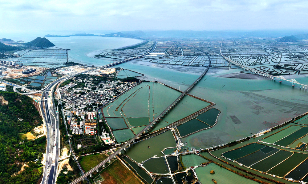 长沙湾跨海特大桥紧邻出海口，潮汐频繁，潮差流速大，水文条件复杂，且易受台风、雷暴、高温、强对流等恶劣天气影响，施工难度大、安全风险高。建设过程中，项目团队不断优化施工方案，采用正装结构分析预测进行连续梁线型控制仿真分析，采用自动化测温系统等智能手段进行实时监控量测，并在现场增设专职测量和技术管理人员，对梁段标高、环境温度、混凝土配合比等进行跟踪观测和适时调整，最终实现了主跨精准合龙。