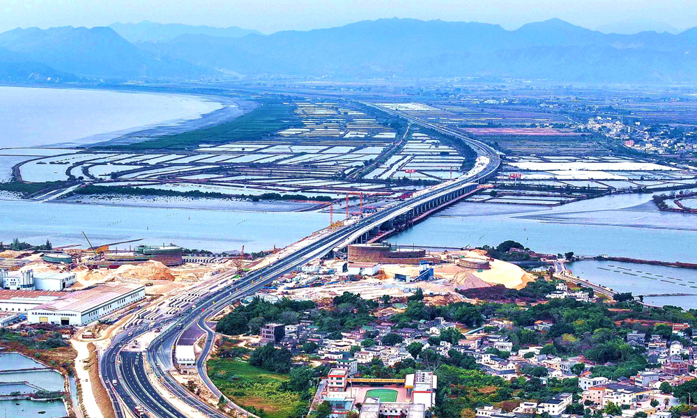 据悉，深汕西高速改扩建项目建成通车后，将有效提升国家公路大通道的通行能力和服务水平，推动深汕特别合作区及粤港澳大湾区的经济发展和产业升级，助力深圳建设中国特色社会主义先行示范区、构建广东省“一核一带一区”区域发展新格局。