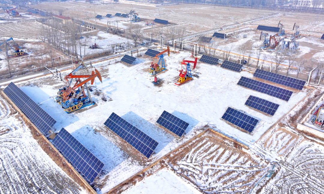 在辽河油田，油气与新能源协同开发。