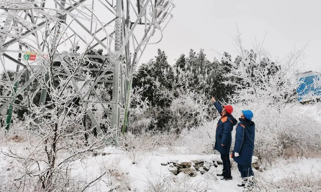 中广核山东岳阳山风电场运维人员对线路覆冰、导线驰度、导线线距、大负荷接点运行情况进行检查，全力保障设备安全稳定运行。