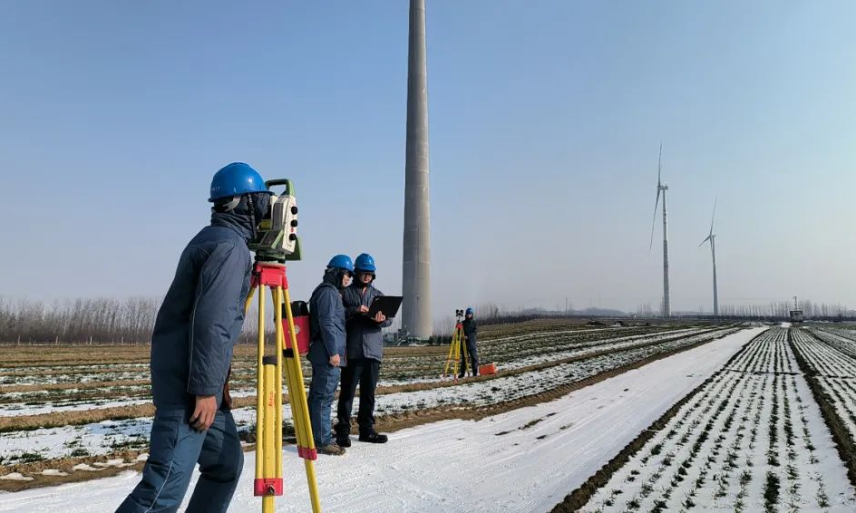 中广核工作人员在河南颢天风电场开展混塔机组倾斜及混塔结构同心度检测。