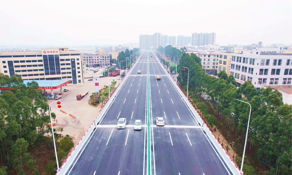 近日，中铁五局参建的赣南大道快速路（蓉江-南康段）项目主线高架正式通车运营。赣南大道快速路（蓉江-南康段）项目全长20.3公里，中铁五局承建管段全长10.1公里。项目建成通车后，与多条纵向快速通道连接，对于构建赣州“半小时”都市区交通圈具有重要意义。