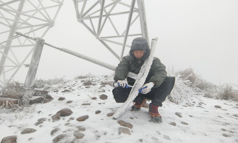 国家电网湖南超高压输电公司员工在500千伏复安Ⅱ线42号铁塔开展防冻融冰值守监测。