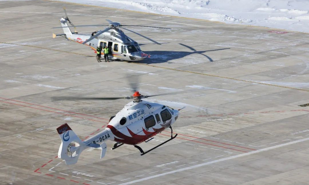 近日，“吉祥鸟”AC332、AC352两型民用直升机在建三江湿地机场“会师”成功，并按项目计划分别开展试飞工作。