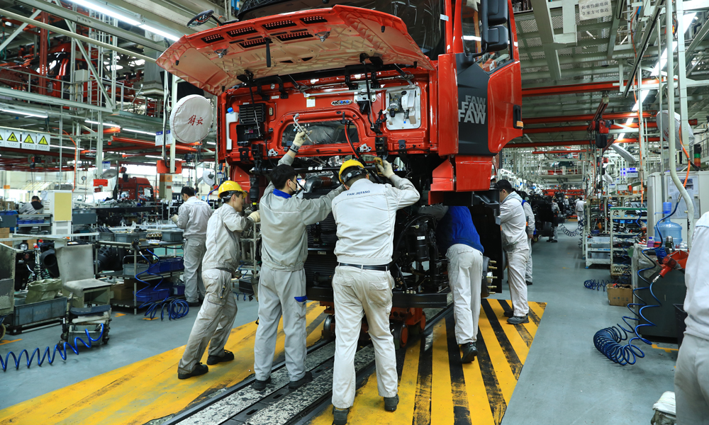 工作人员在吉林省长春市一汽解放卡车厂总装车间装配车辆。