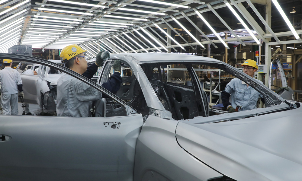 工作人员在一汽丰田天津（总部）工厂装配车辆。