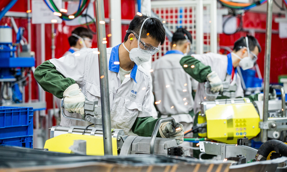工作人员在广东省佛山市一汽-大众佛山工厂焊装车间焊接车身零部件。