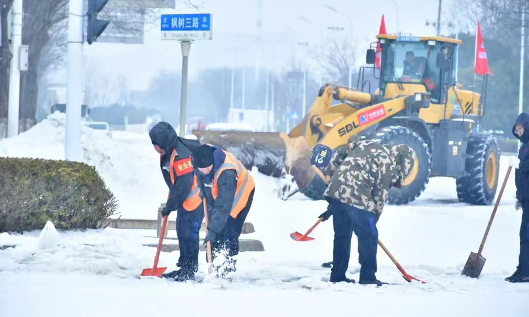 2月21日，受强冷空气影响，武汉市迎来大范围严寒强降雪和低温冰冻天气，给居民生活出行造成严重不便影响。为方便群众出行，中国安能三局重庆公司左岸大道项目部以雪为令，组织动员项目部工作人员与3台装载机迅速投入到清雪除冰第一线。
