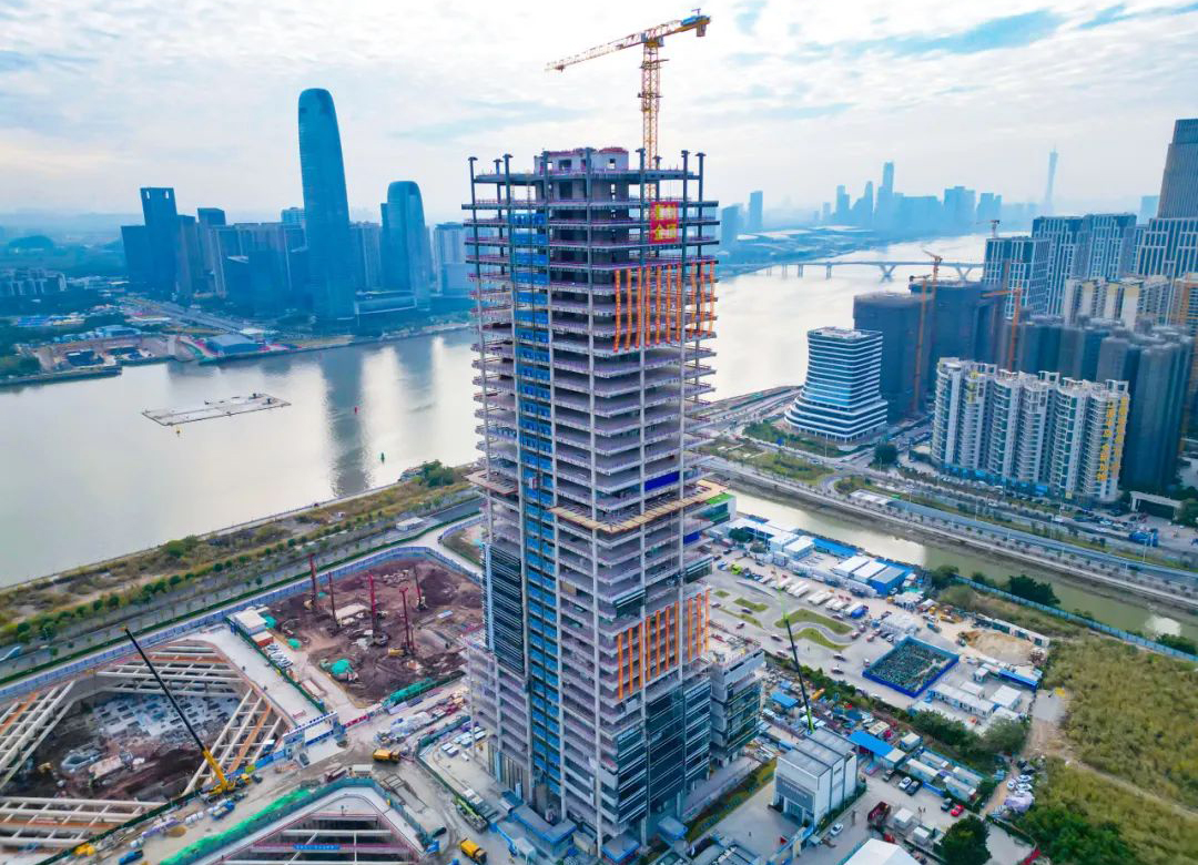 中建四局科创大厦项目是国内首座超150米近零能耗建筑，项目位于广东省广州市，总建筑面积约10.4万平方米，高176米，地下3层，地上36层。大楼以“节节攀升、凌云直上”为设计概念，呈现出自然挺拔、直入云霄的建筑造型，以“建筑科技典范，创新总部标杆”为定位，力求以最少的资源消耗，最大程度实现项目的实用性和功能性，打造一座面向未来的超甲级写字楼。