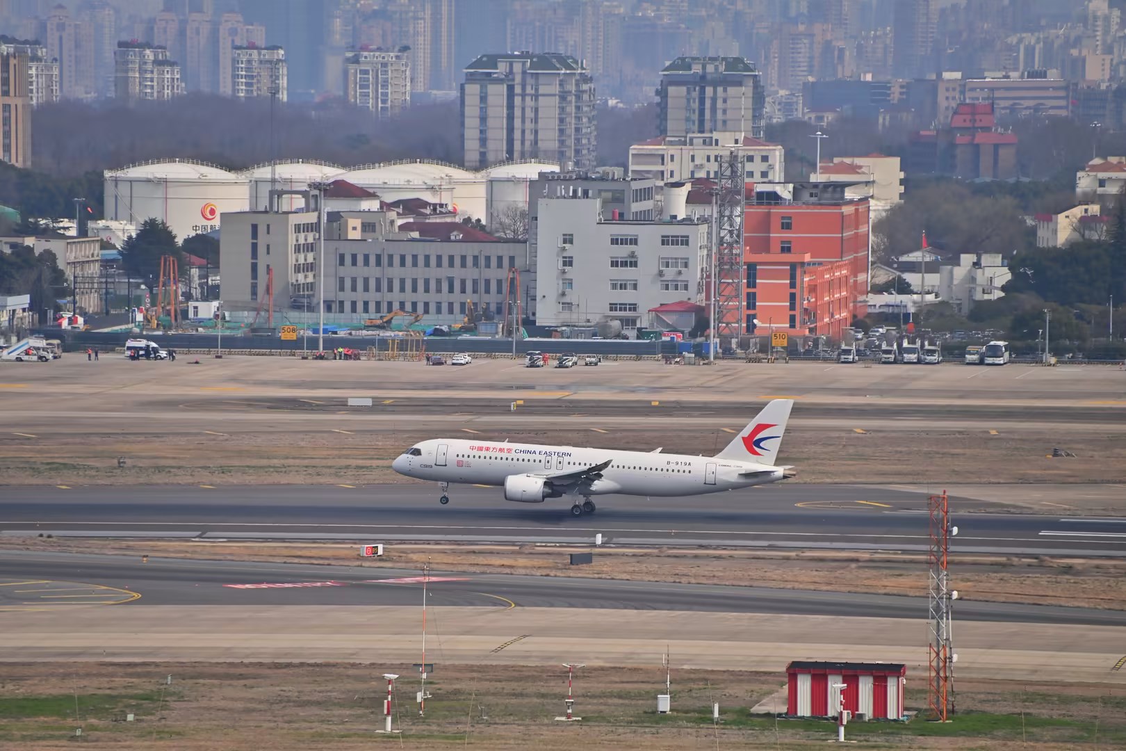 2月26日12时51分，在成功完成新加坡航展的展示后，飞机编号为B-919A的中国东航全球首架C919执行MU599调机航班，经过5个小时“一站式”飞行，从樟宜机场顺利飞抵上海虹桥国际机场，标志着中国东航C919的“海外首秀”圆满成功。