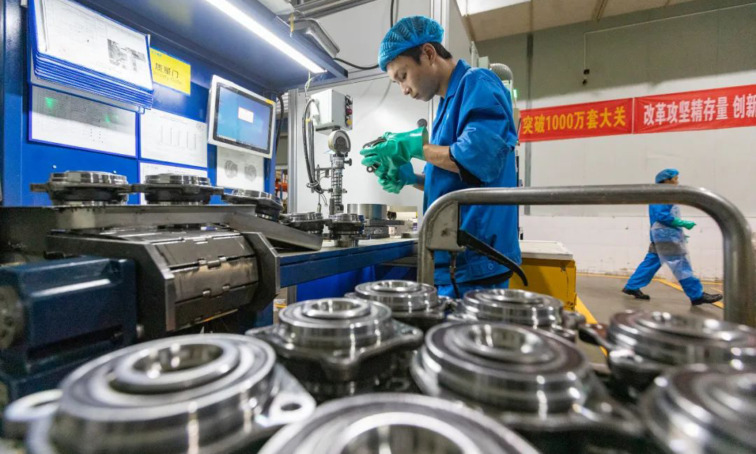重庆机电集团长轴公司新能源汽车轮毂轴承智能化车间，检验员对轴承外观质量进行检查。郭志如 摄