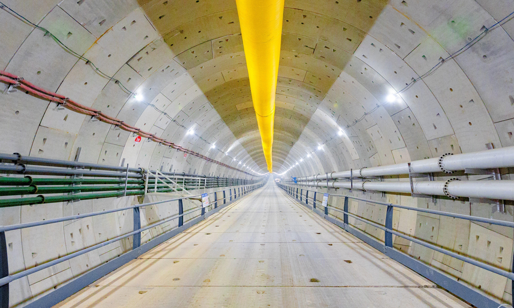 被誉为“万里黄河第一隧”的济南黄河济泺路隧道是济南携河北跨发展的标志性工程，为适应发展需要，建成通车后同步开工建设济泺路穿黄北延工程。项目起自济泺路隧道敞开段，终点至国道308线，路线全长4383米，其中盾构段长2045米，管片外径15.2米，盾构机刀盘开挖直径15.76米，设计为双洞双向六车道，上层为3车道公路，下层是轨道交通线路，为目前国内在建最大直径公轨合建隧道。图为成型后的隧道内景。