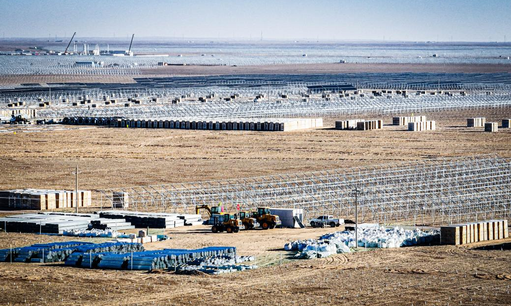 蒙陕宁三省交界的毛乌素沙地腹部，国家能源集团国电电力蒙西鄂尔多斯采煤沉陷区300万千瓦光伏基地项目建设如火如荼。作为国家第二批以沙漠、戈壁、荒漠地区为重点的大型光伏基地项目之一，10.5万亩的“光伏海洋”每年将把近57亿度绿色电能从蒙西戈壁输送至黄海之滨，滚滚电流跨越1300多公里长途跋涉，将有效缓解山东这个东部沿海工业大省的电力缺口，为东部地区的经济社会发展提供强大的绿色能源保障。