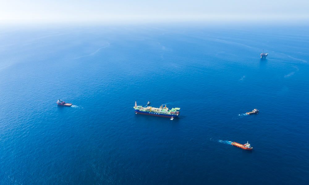 “海洋石油115”集油气处理、储存外输、生活支持及动力供应于一体，满载排水量达12万吨，于2008年在西江油田投用，是中国海油深圳分公司首艘自营FPSO，服役15年来累计外输原油超2.7亿桶。图为“海洋石油115”FPSO在几艘拖轮的牵引下，固定在海中央，准备回接工作。