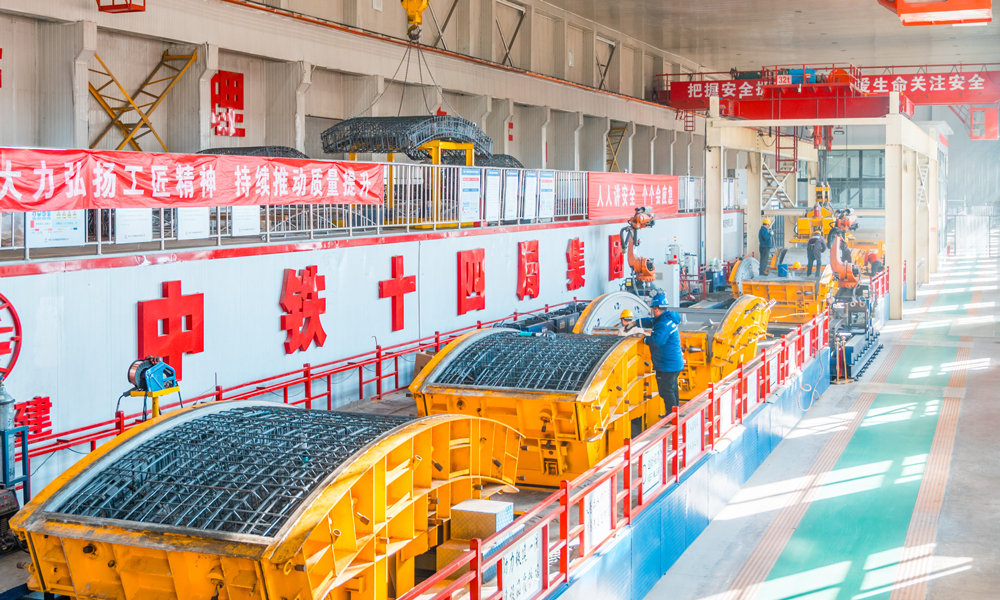 3月13日，在北京房山，中铁十四局房桥公司工作人员在第五代管片智能生产线上争分夺秒地为京唐铁路预制管片。