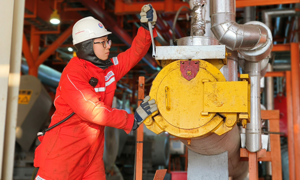 渤中19-6凝析气田操作人员进行混输海管通球作业。