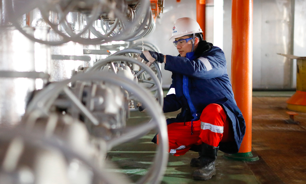 渤中19-6凝析气田工作人员操作阀门，优化调整生产流程，为开发井产能释放保驾护航。